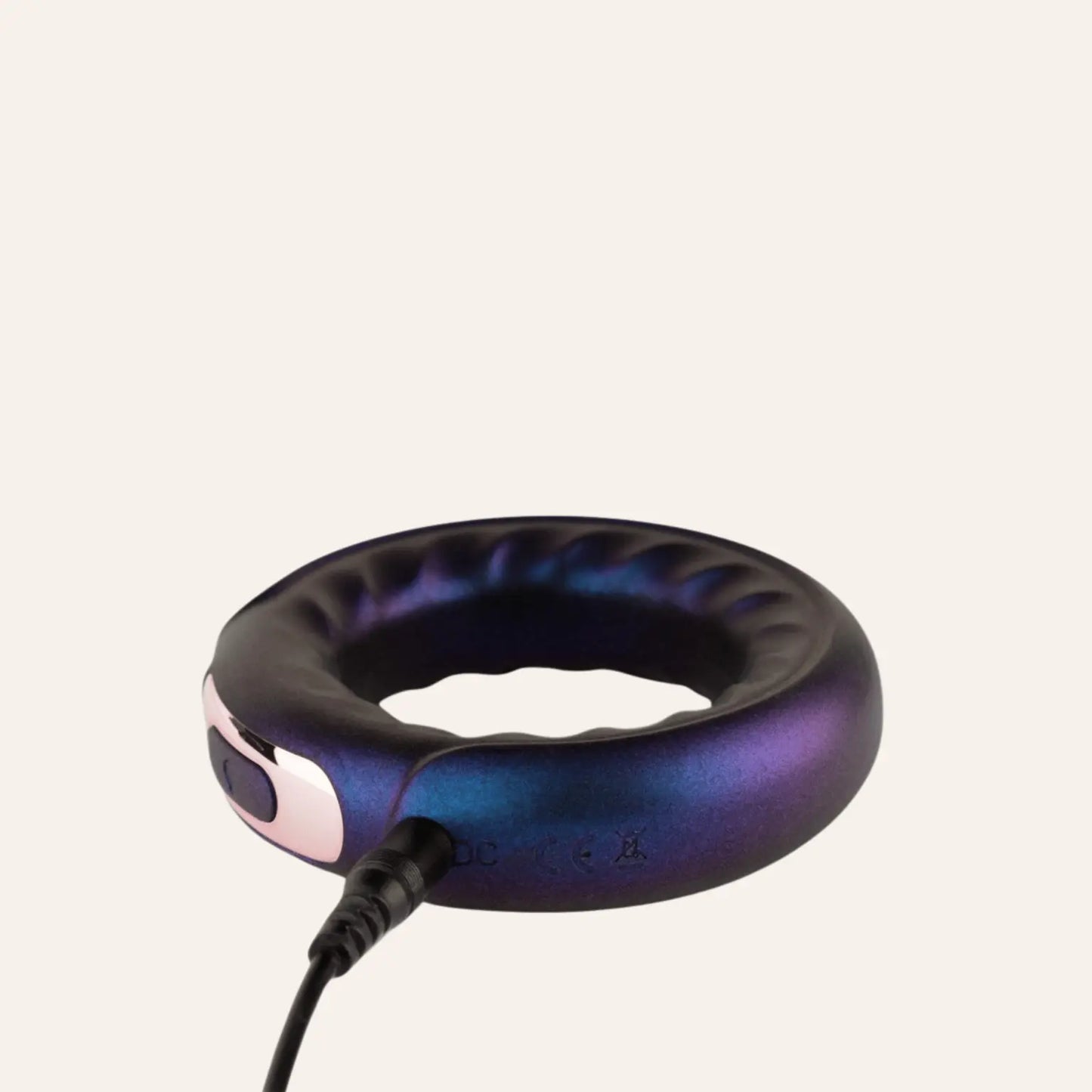 Cockring vibrant Saturn rechargeable par USB signé Hueman, un sextoy de luxe proposé par Oh My God'Z. Ce modèle ergonomique en silicone doux est conçu pour booster l’endurance masculine et intensifier les sensations grâce à ses vibrations puissantes et réglables.