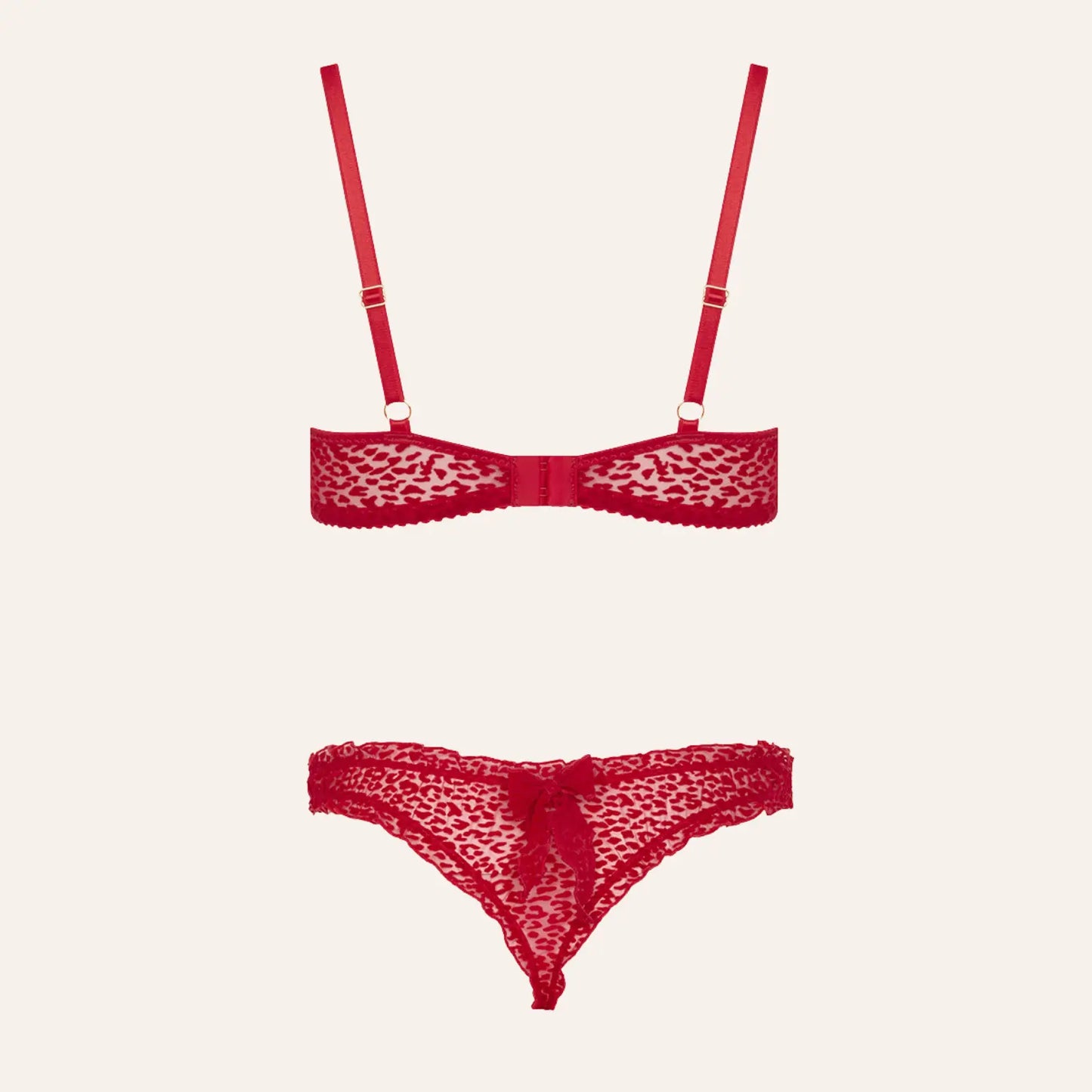 Ensemble de lingerie Catilla de Passion, photographié à plat pour une vue claire du design sensuel en dentelle rouge avec motifs léopard, proposé par la boutique Oh My God'Z, idéale pour sublimer les instants intimes avec des accessoires coquins et sextoys haut de gamme.