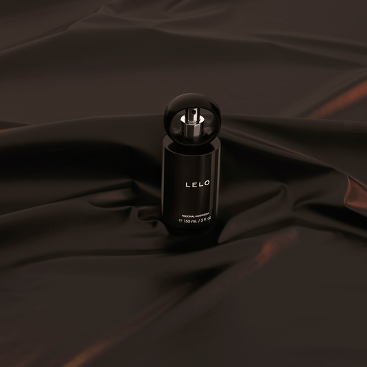 Bouteille élégante de lubrifiant intime LELO 150ml posée sur une soie luxueuse, disponible chez Oh My God'Z pour une expérience douce et sensuelle.