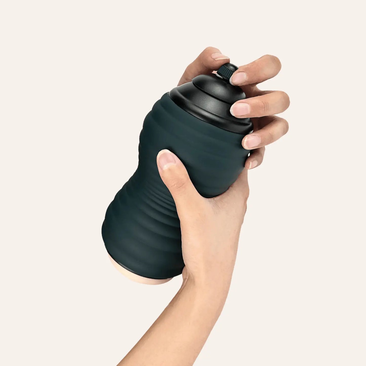 Sextoy masculin Adrien Lastic Siltex Ultra vu en main, mettant en valeur son embout réglable pour un contrôle de la succion – un masturbateur innovant en vente sur Oh My God'Z.