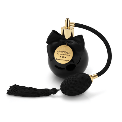 Bijoux Indiscrets et Oh My God'Z vous présentent le parfum aphrodisiaque Aphrodisia, une fragrance florale séduisante dans un vaporisateur noir chic avec pompon, éveillant le désir avec son secret olfactif.