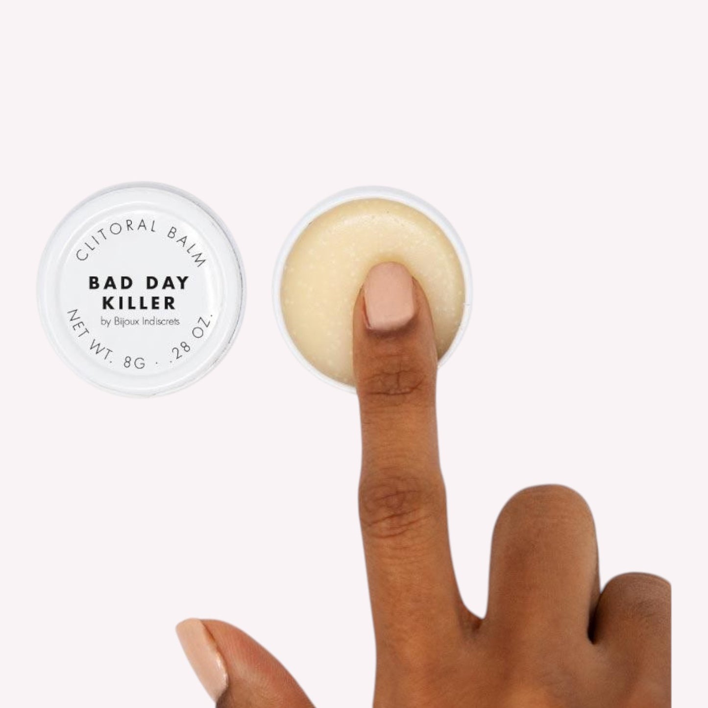Baume clitoridien Bad Day Killer ouvert avec doigt appliquant la texture beige crémeuse - Oh My God'Z
