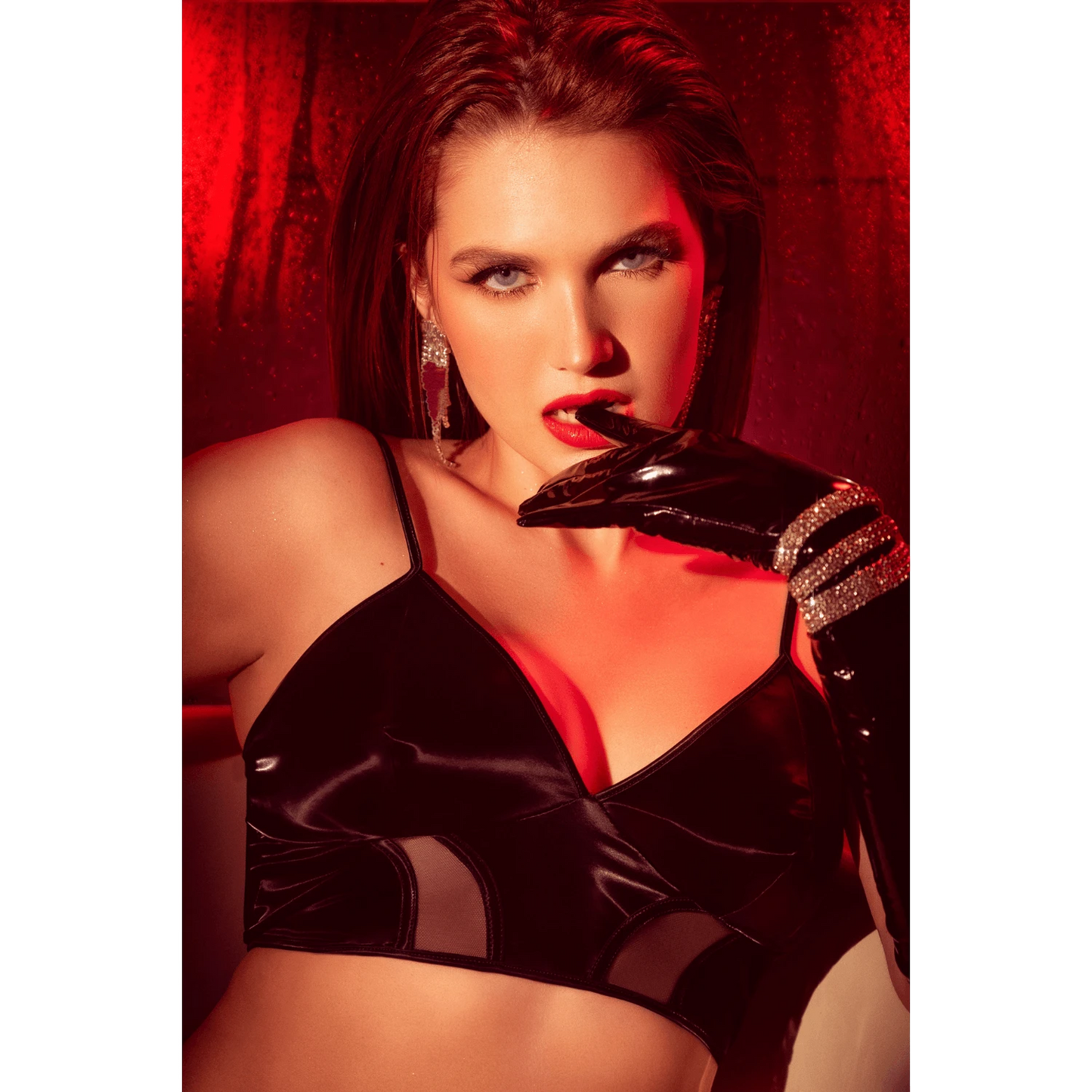 Gros plan bralette noir wetlook avec empiècements maille transparente, éclairage rouge ambiance sensuelle - Oh My God'Z