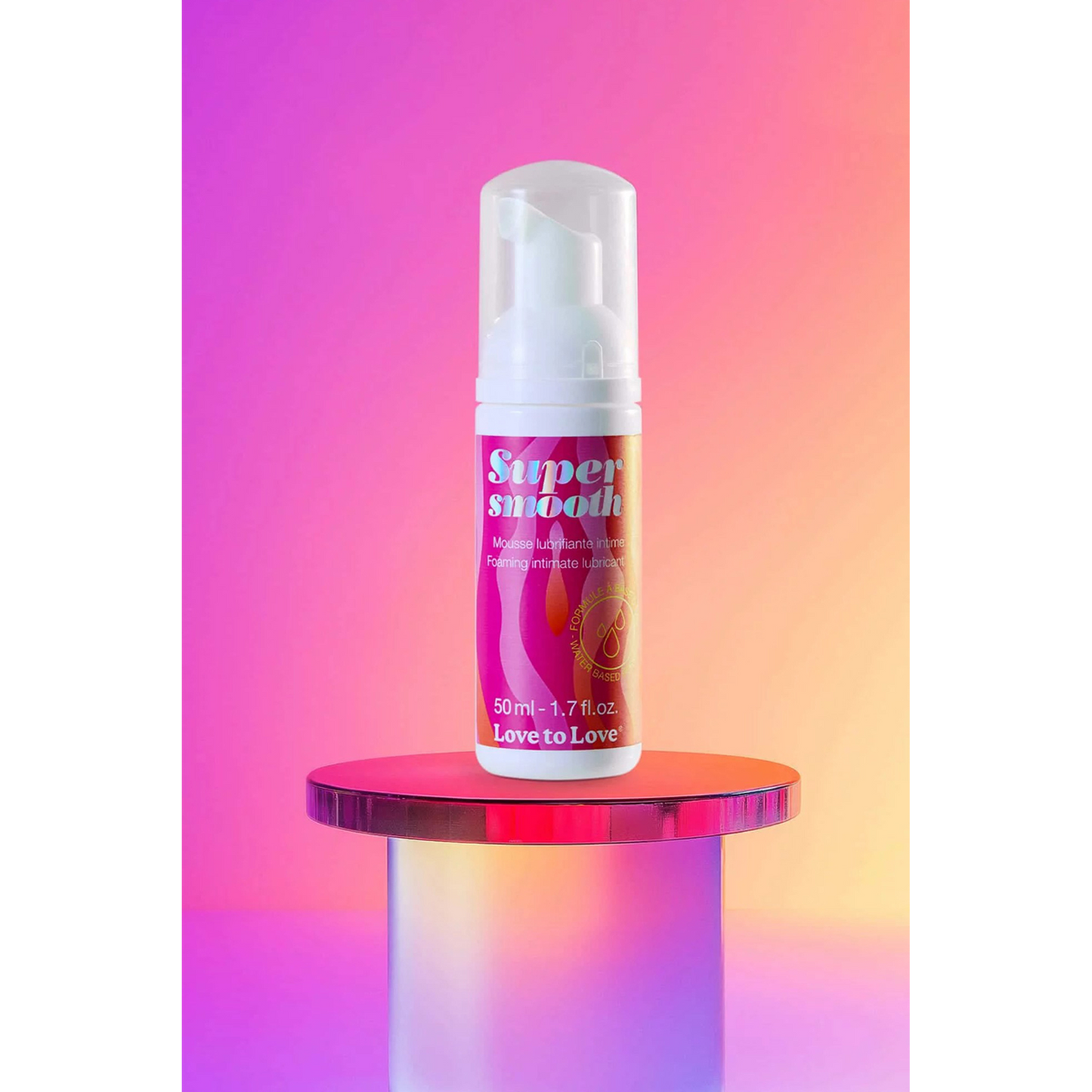 Flacon mousse lubrifiante Super Smooth Love to Love 50ml sur podium rose, fond dégradé rose orange - Oh My God'Z