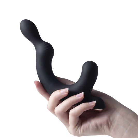 Stimulateur prostate Rocky noir en silicone tenu dans une main féminine fond blanc - Oh My God'Z