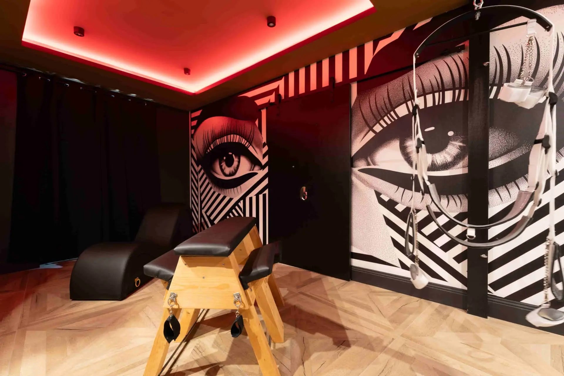 Banc a fessées - Love Room - Le Donjon (L'1timiste) - Anse (69480) disponible sur le Oh My God'Z