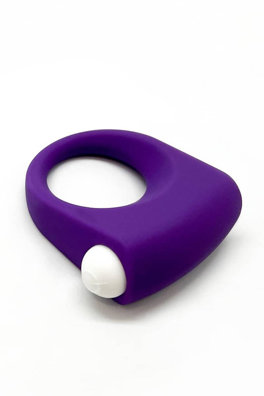 Anneau vibrant pour pénis (cockring) Puggle Woomy en silicone violet avec bouton blanc, disponible sur OhMyGodz, conçu pour améliorer le plaisir et les performances.