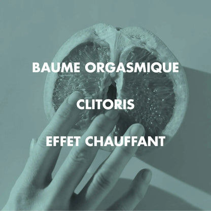 Image audacieuse évoquant le Baume Orgasmique Clitoris effet chauffant, avec un pamplemousse et des doigts délicats, à découvrir chez Oh My God'Z.