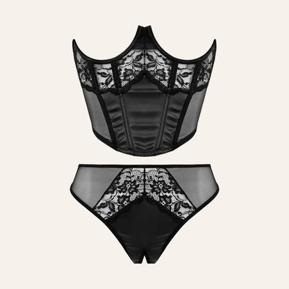 Ensemble de lingerie noire comprenant un bustier en dentelle et un string assorti, présenté sur un fond neutre.