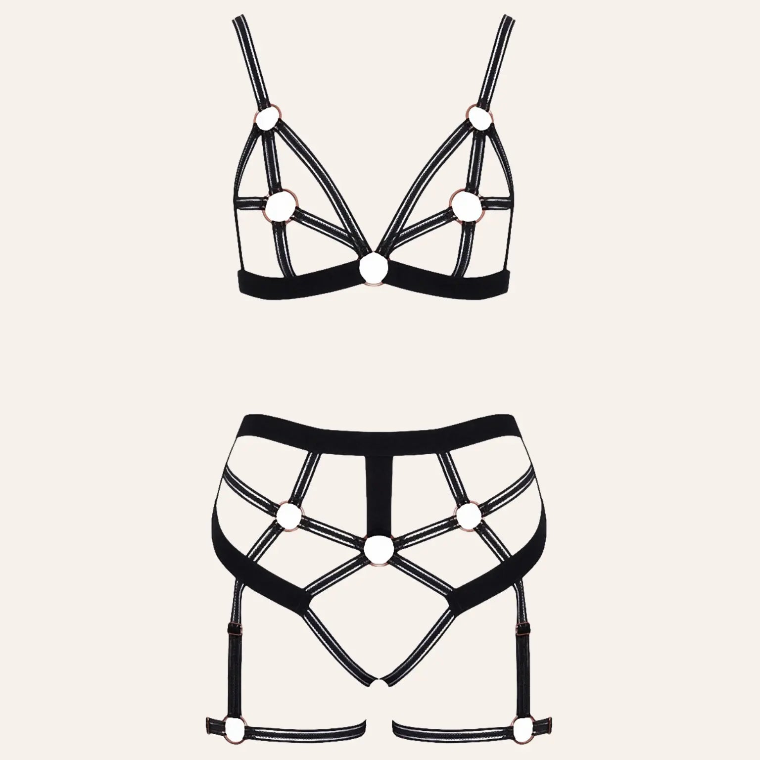 Harnais BDSM noir de Cottelli Lingerie, disponible chez Oh My God'Z. Ensemble comprenant soutien-gorge ouvert et porte-jarretelles en lanières avec anneaux métalliques, alliant érotisme et sophistication.