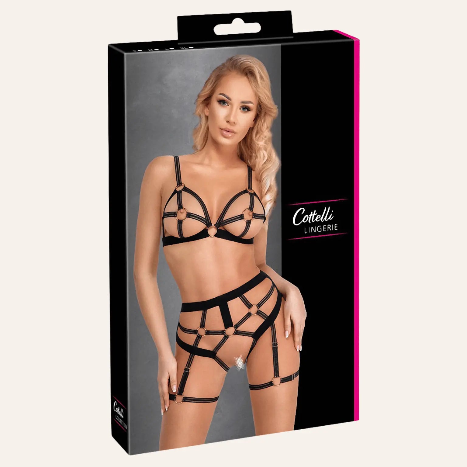 Packshot du set BDSM en lanières noires de Cottelli Lingerie, présenté par Oh My God'Z. Lingerie de luxe pour amateurs de jeux érotiques raffinés, avec détails en métal pour une touche de sensualité provocante.