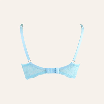 Vue détaillée du dos du soutien-gorge bleu ciel Axami chez Oh My God'Z, avec dentelle transparente et bretelles ajustables. Lingerie chic et raffinée pour une touche de sensualité discrète et élégante.