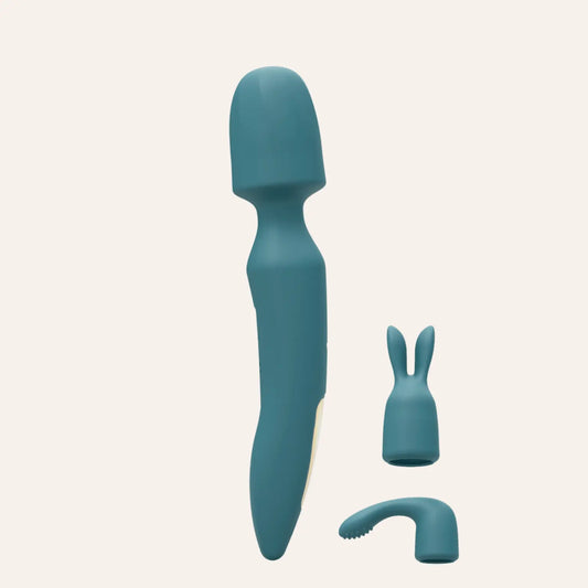 Le stimulateur Wand R-evolution et ses deux têtes interchangeables présentées côte à côte. Une tête a la forme d'oreilles de lapin et l'autre est courbée avec de petites rainures.