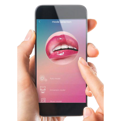 Main tenant un smartphone affichant l'application Pretty Love avec selection des modes de vibration - Oh My God'Z