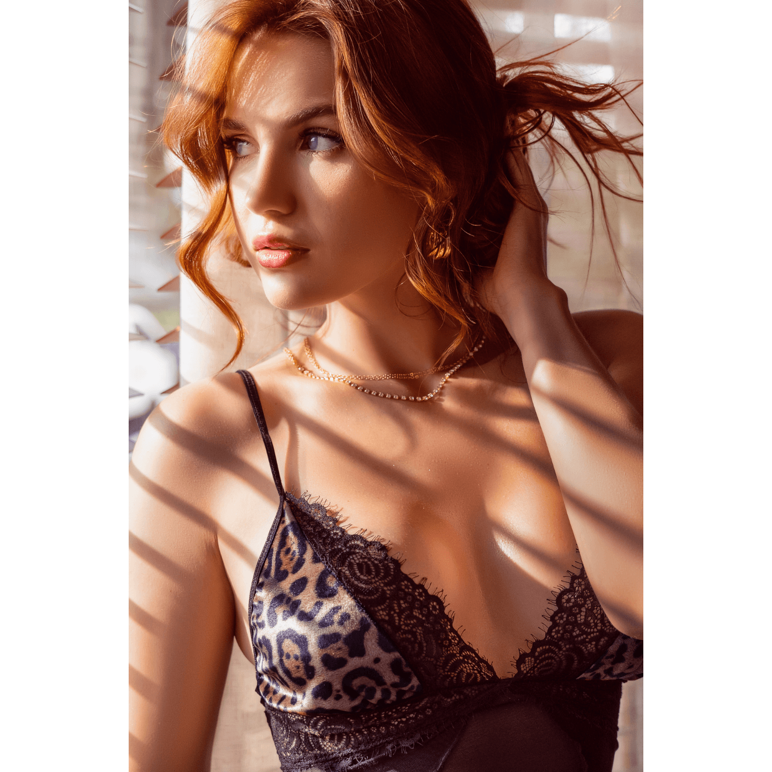 Babydoll noir sensuel avec dentelle animal print et maille transparente, vue de profil - Oh My God'Z