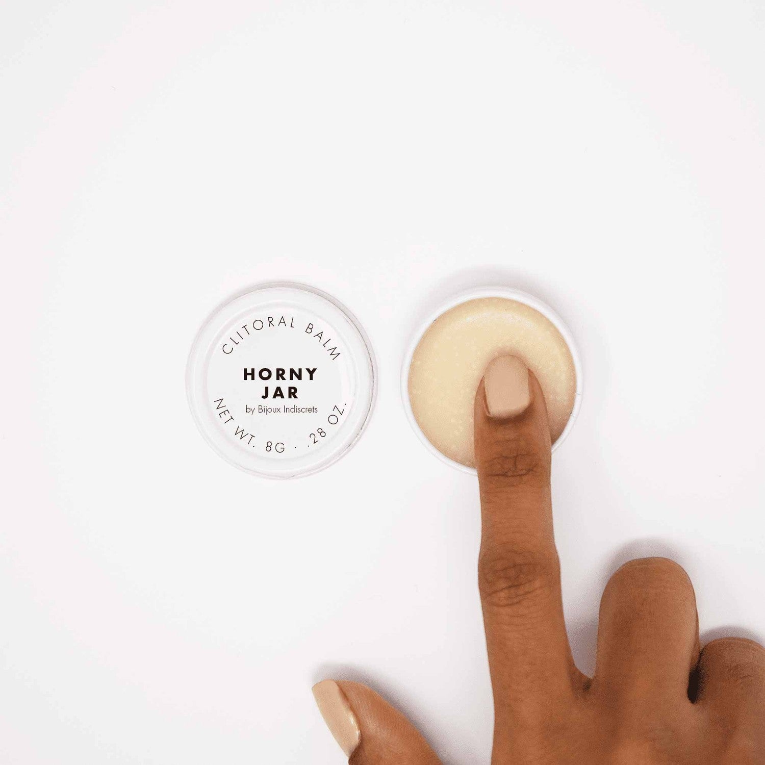 Baume clitoridien Horny Jar couleur beige dans son pot blanc ouvert avec doigt appliquant le produit - Oh My God'Z