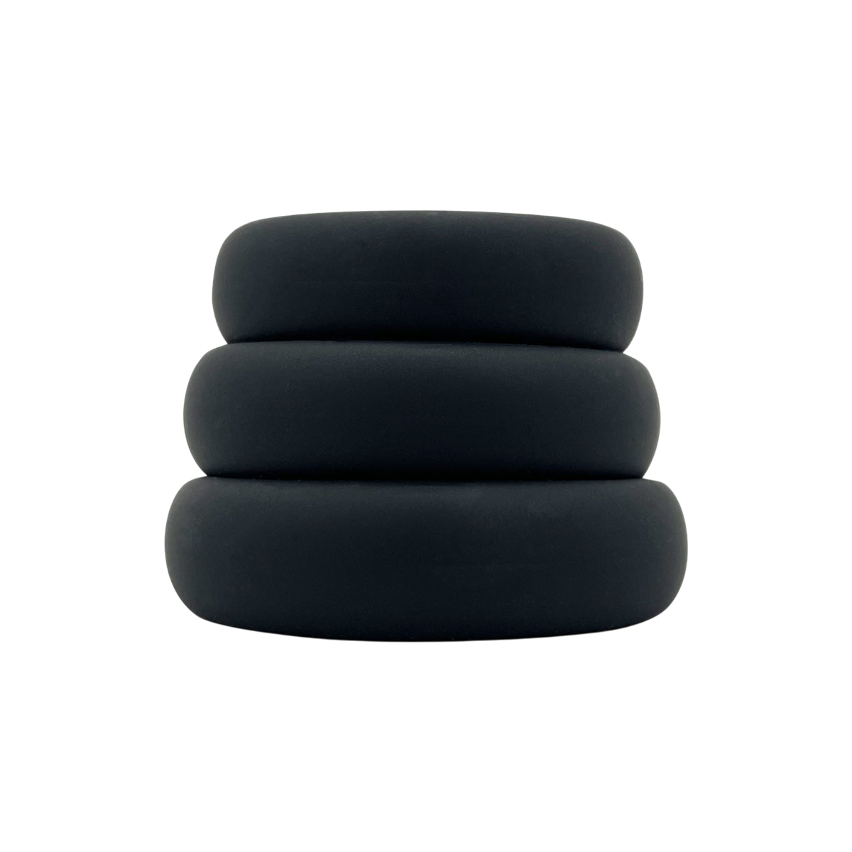 Trois anneaux penis Alive en silicone noir mat empiles, aspect epais et souple, vue rapprochee - Oh My God'Z