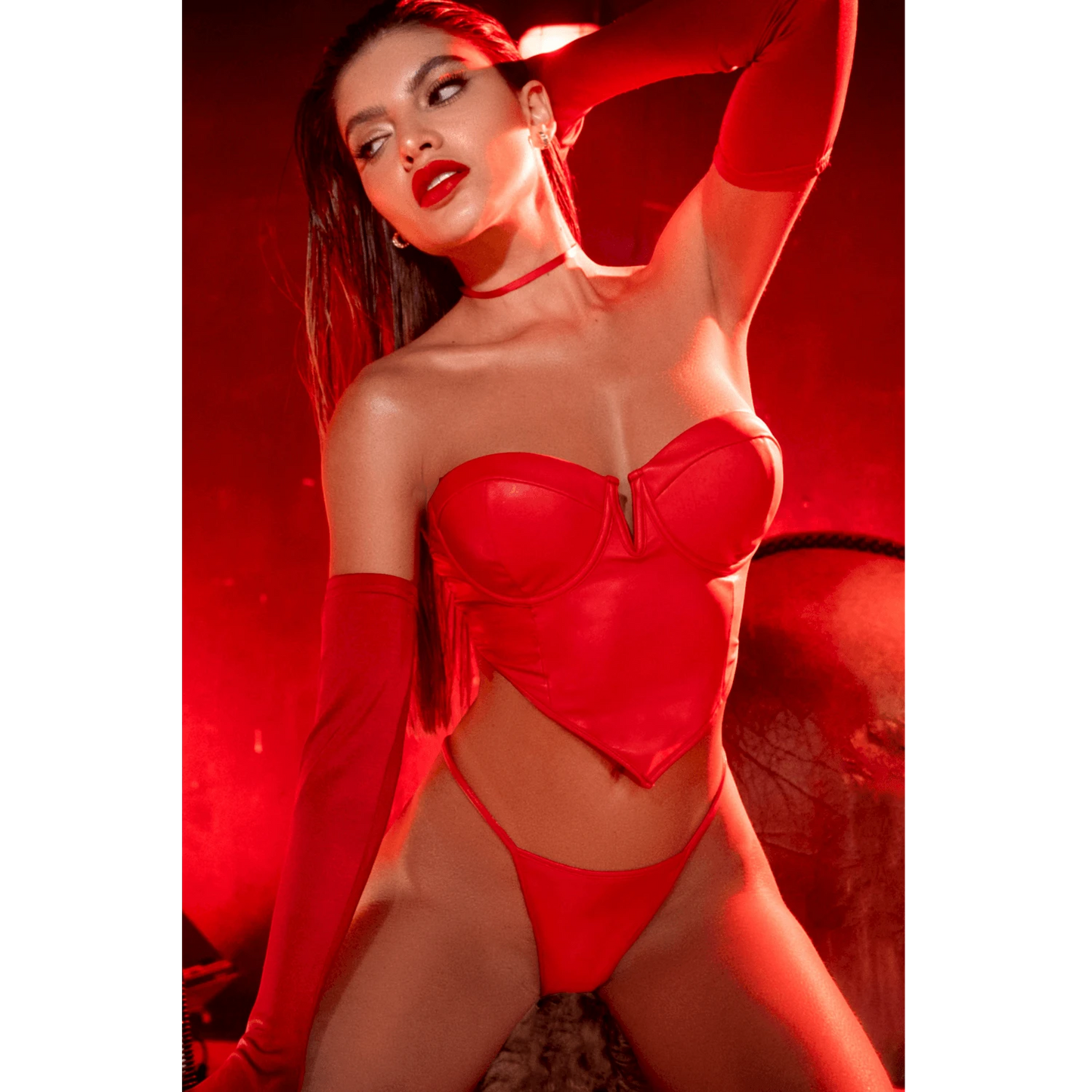 Ensemble 2 pièces en similicuir rouge porté, bustier structuré et string échancré, ambiance rouge - Oh My God'Z