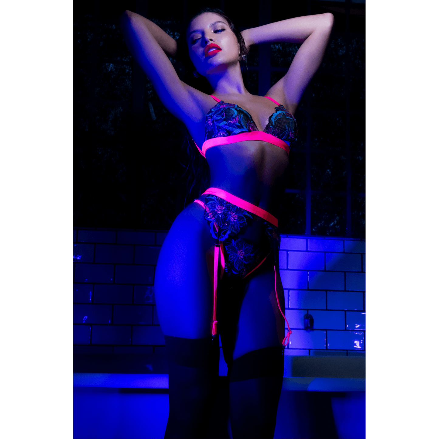 Ensemble lingerie 3 pièces brodé avec porte-jarretelles, effet scintillant sous lumière bleue, ambiance nocturne - Oh My God'Z