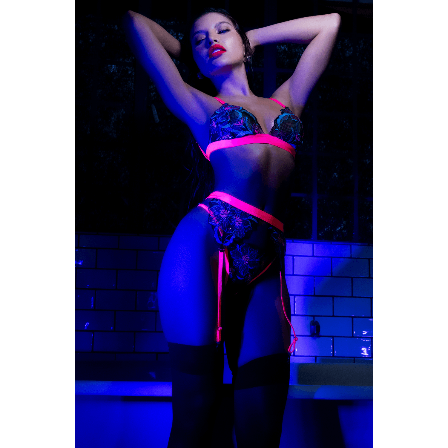 Ensemble lingerie 3 pièces brodé avec porte-jarretelles, effet scintillant sous lumière bleue, ambiance nocturne - Oh My God'Z
