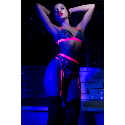 Ensemble lingerie 3 pièces brodé avec porte-jarretelles, effet scintillant sous lumière bleue, ambiance nocturne - Oh My God'Z