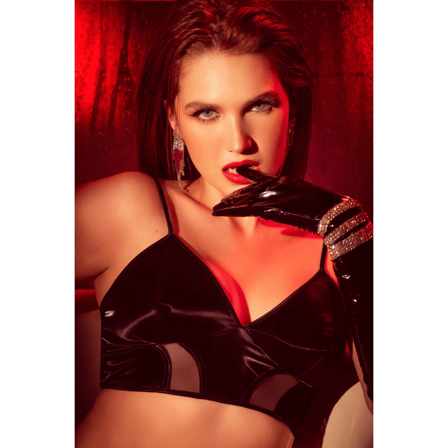 Gros plan bralette noir wetlook avec empiècements maille transparente, éclairage rouge ambiance sensuelle - Oh My God'Z