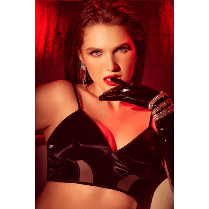 Gros plan bralette noir wetlook avec empiècements maille transparente, éclairage rouge ambiance sensuelle - Oh My God'Z