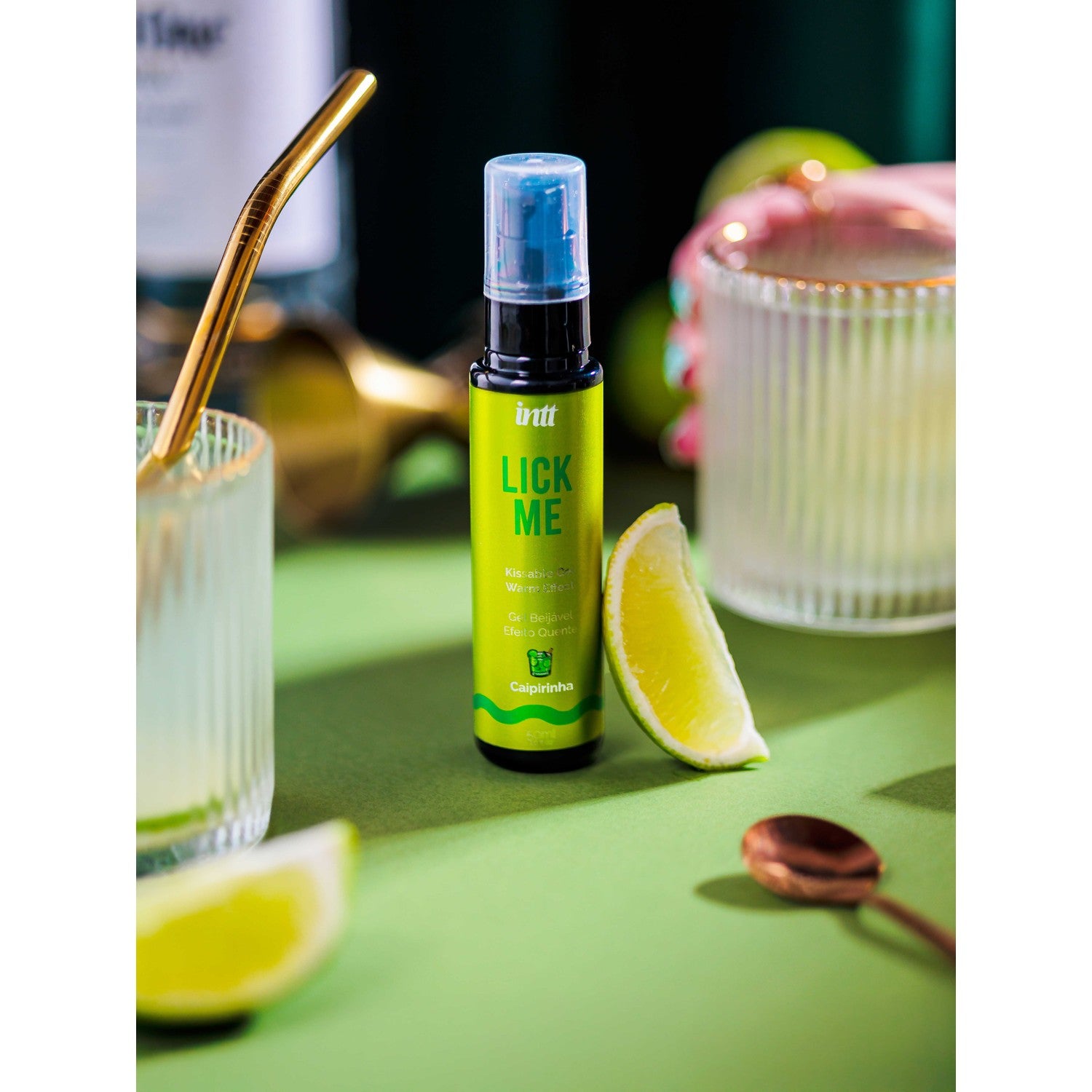 Gel lubrifiant chauffant Lick Me Caipirinha vert citron avec spray et capuchon bleu sur fond vert - Oh My God'Z