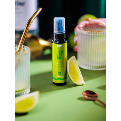 Gel lubrifiant chauffant Lick Me Caipirinha vert citron avec spray et capuchon bleu sur fond vert - Oh My God'Z