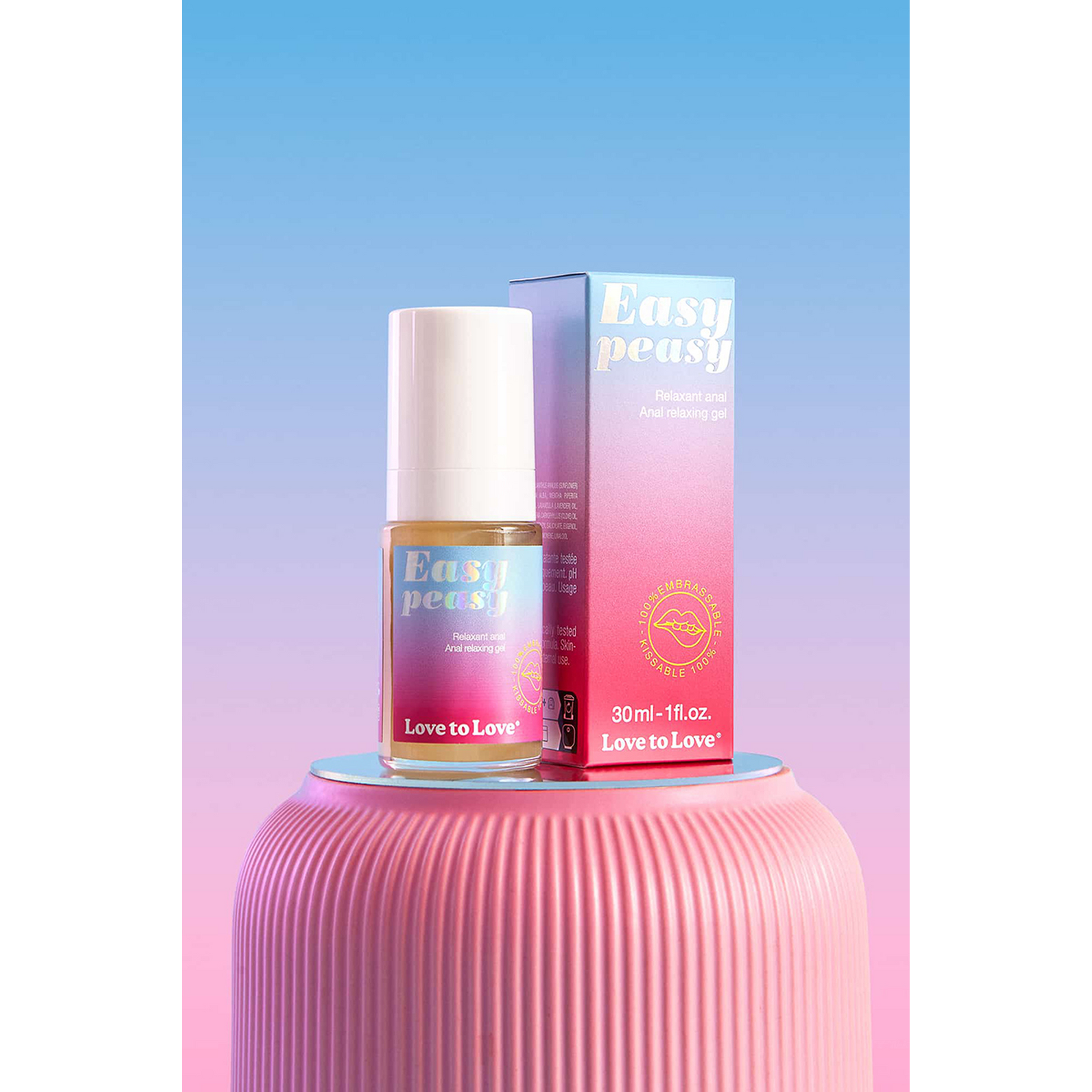 Gel anal relaxant Easy Peasy tenu en main devant une cuisse en body holographique - Love to Love - Oh My God'Z
