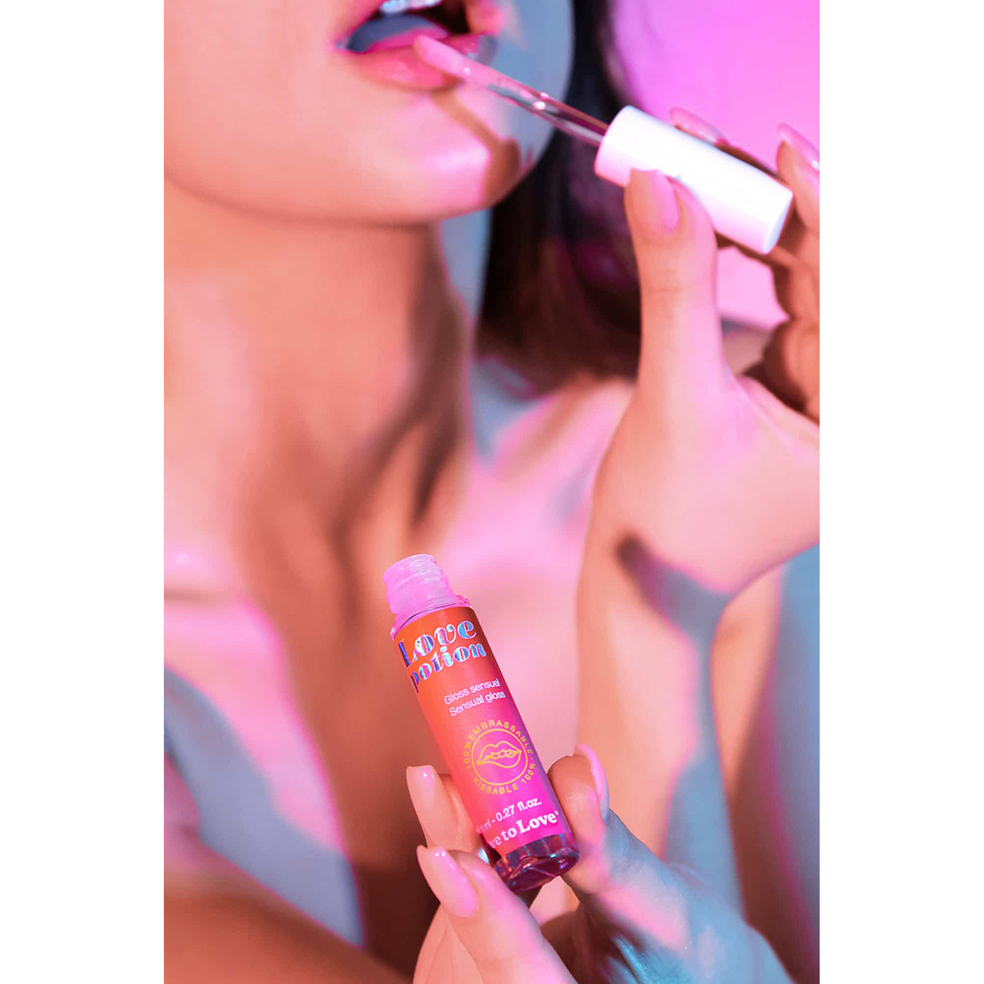 Application du gloss sensuel Love Potion Love to Love sur les lèvres, ambiance intime rosée - Oh My God'Z
