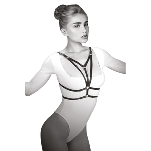 Harnais de poitrine Laura noir avec lanières élastiques portées sur body blanc, vue de face - Oh My God'Z
