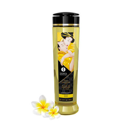 Flacon d'huile de massage monoi Serenity Shunga, liquide jaune dore, bouchon noir et fleurs de frangipanier - Oh My God'Z