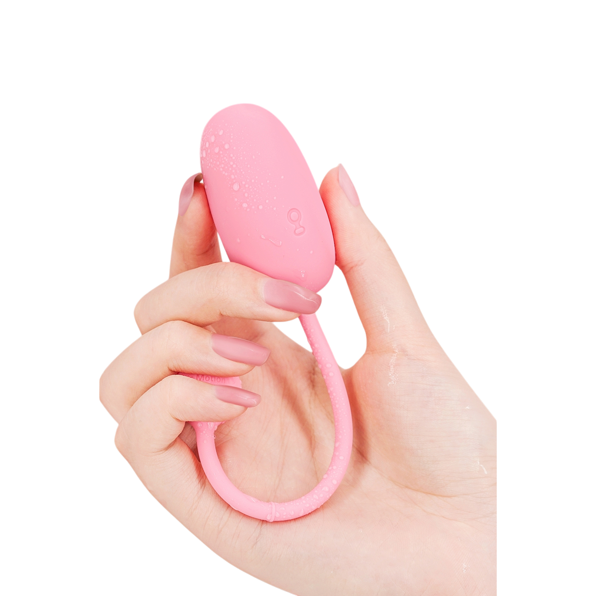 Main tenant le Kegel Coach Magic Motion rose en silicone mouille, montrant son etancheite et sa taille - Oh My God'Z