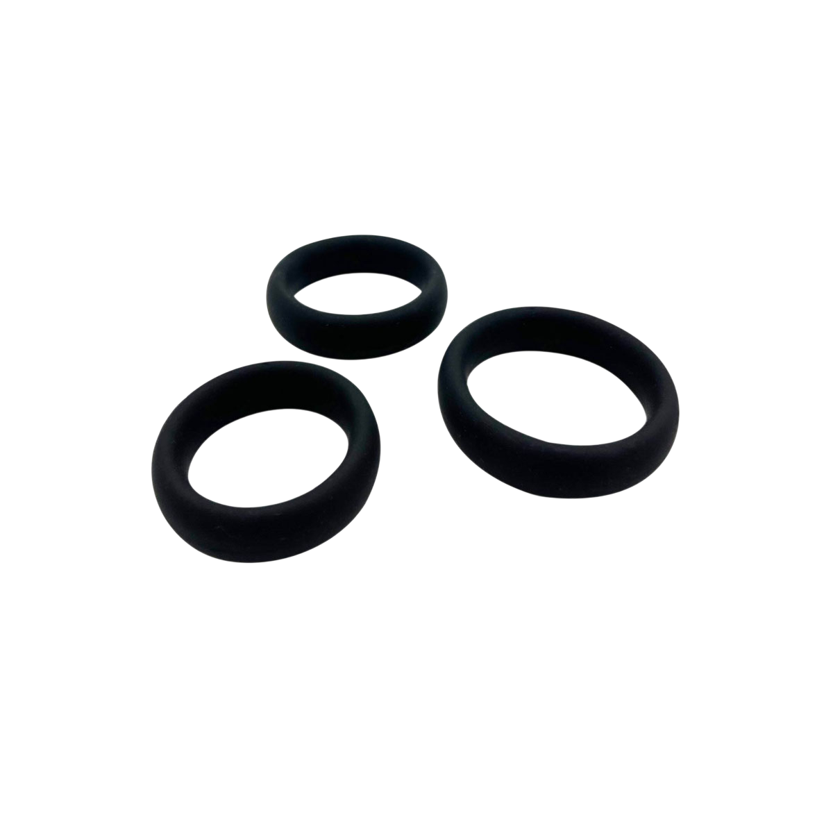 Kit de 3 cockrings Sensual Pleasure Rings Alive en silicone noir epais, diametres differents, fond blanc - Oh My God'Z