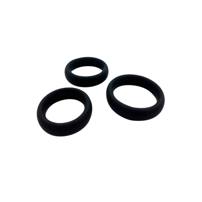 Kit de 3 cockrings Sensual Pleasure Rings Alive en silicone noir epais, diametres differents, fond blanc - Oh My God'Z