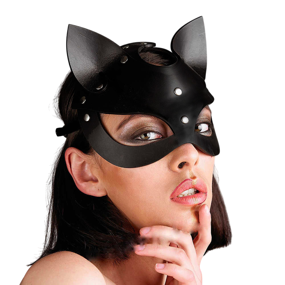 Femme brune portant un masque Catwoman en cuir noir avec oreilles de chat et rivets metalliques - Oh My God'Z