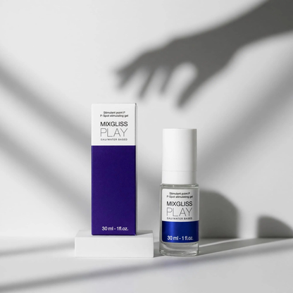 Flacon pompe et coffret du gel stimulant point P Mixgliss Play 30 ml, blanc et bleu, sur socle blanc - Oh My God'Z