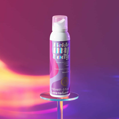 Aérosol mousse de massage fraise Tickle My Body 150ml Love to Love sur support holographique fond rose violet - Oh My God'Z