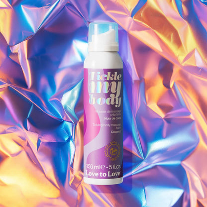 Mousse crépitante Tickle My Body coconut sur fond holographique irisé, packaging rose et violet - Oh My God'Z