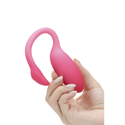 Oeuf vibrant connecte Flamingo Max rose en silicone tenu dans une main, montrant sa taille et sa souplesse - Oh My God'Z