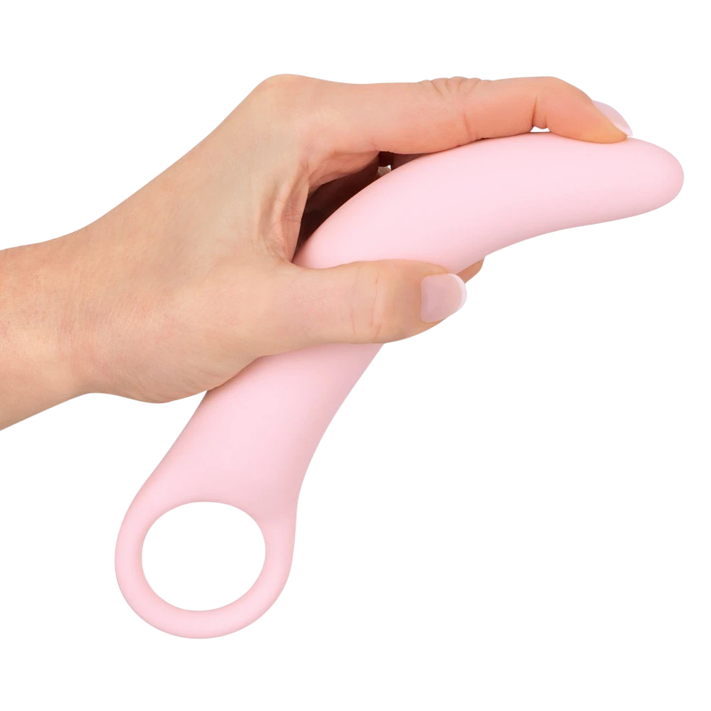 Main tenant un dilatateur vaginal rose Oh My God'Z en silicone souple avec anneau de préhension