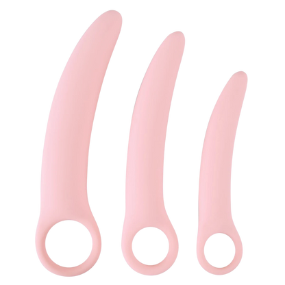 Kit de 3 dilatateurs vaginaux Oh My God'Z en silicone rose souple avec anneau de préhension et formes progressives.