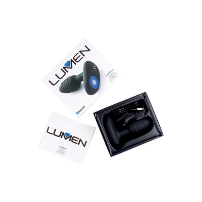 Coffret du plug anal connecte Lumen Kiiroo ouvert avec notice, cable USB et sextoy en silicone noir - Oh My God'Z