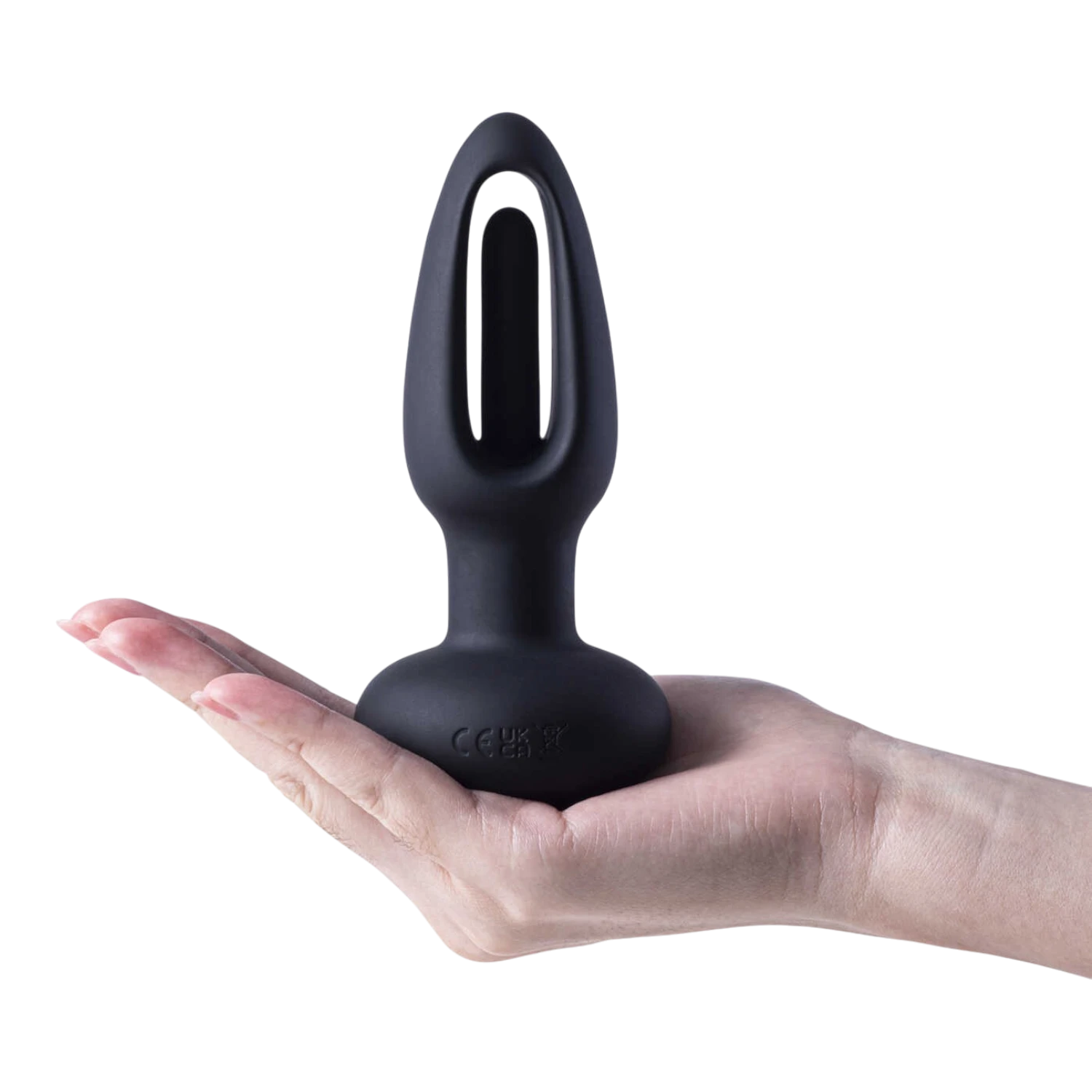 Plug anal Snuggy noir en silicone dans une main, format compact avec design ergonomique - Oh My God'Z
