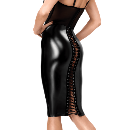 Détail de la jupe crayon noire wetlook brillante avec long laçage corset à oeillets au dos - Oh My God'Z
