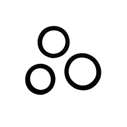 Set de 3 cockrings Alive en silicone noir souple poses a plat, trois diametres internes differents - Oh My God'Z