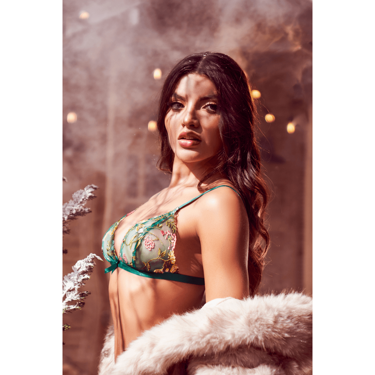 Detail du soutien-gorge vert aurore Mapale, transparence brodee de fleurs et noeud satine entre-seins - Oh My God'Z