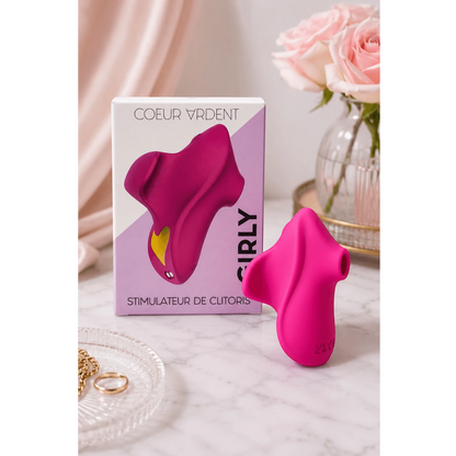 Stimulateur Girly rose fuchsia présenté avec sa boîte sur table décorative avec roses et accessoires - Oh My God'Z