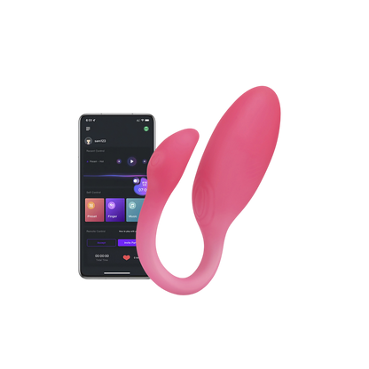 Stimulateur connecte Flamingo Max rose en silicone Magic Motion avec smartphone affichant l'application - Oh My God'Z